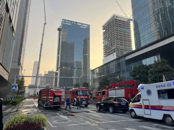 配资方式 深圳湾住宅爆燃现场：消防救护均已到位，楼下餐厅因无燃气暂停营业